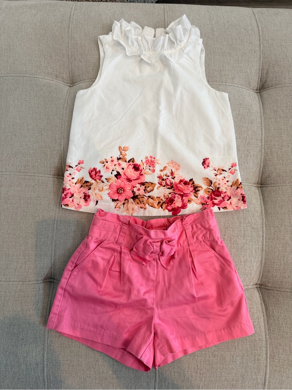 Janie & Jack White Ruffle Neck Floral Top (size 3) with Pink Bow Waist Short (4)